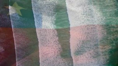 Şili bayrağını deniz dalgalarının havadan görüntüsüne karşı dalgalandırmanın dijital bileşimi. Ulusal turizm ve seyahat kavramı