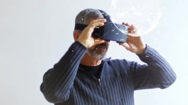 VR kulaklığı kullanan bir insan üzerindeki bağlantı ağı ile dünyanın animasyonu. küresel bağlantılar, dijital arayüz ve teknoloji konsepti dijital olarak oluşturulmuş video.