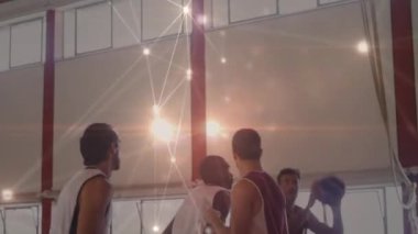Spor salonundaki çeşitli basketbol oyuncuları ile bağlantılı ağların animasyonu. global spor, bağlantılar ve veri işleme kavramı dijital olarak oluşturulmuş video.