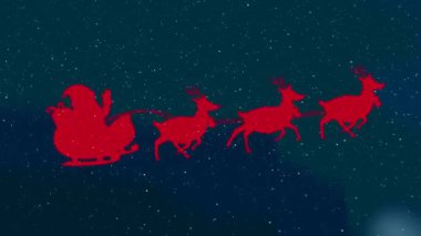 Kızakla Noel Baba 'nın üzerine yağan kar, ren geyikleri tarafından mavi arka plana çekiliyor. Noel şenliği ve kutlama konsepti