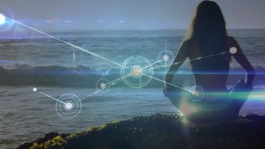 Kumsalda yoga yapan Kafkas bir kadın üzerindeki bağlantı ağlarının animasyonu. global spor, incelik ve sağlıklı yaşam tarzı konsepti dijital olarak oluşturulmuş video.