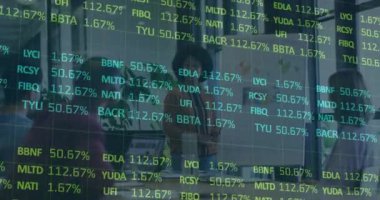 İş adamları üzerinde finansal veri işleme animasyonu. küresel iş, finans ve veri işleme kavramı dijital olarak oluşturulmuş video.