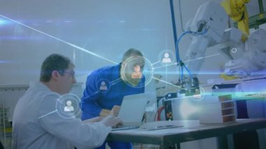 Bilgisayar donanımını tamir eden beyaz adamlar üzerindeki bağlantı ağının animasyonu. küresel ağlar, bağlantılar, bilgisayarlar, veri işleme konsepti dijital olarak oluşturulmuş video.