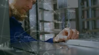 Bilgisayar donanımını tamir eden Kafkas adam üzerinden bağlantı ağının ve çeşitli verilerin animasyonu. küresel ağlar, bağlantılar, bilgisayarlar, veri işleme konsepti dijital olarak oluşturulmuş video.