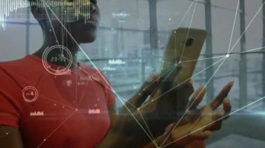 Ofisteki iş kadını üzerinden bağlantı ağının animasyonu. küresel bağlantılar, iş dünyası, dijital arayüz, teknoloji ve ağ konsepti dijital olarak oluşturulmuş video.