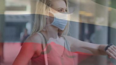 Covid 19 salgını sırasında yüzü maskeli bir kadının üzerinde sallanan Rusya bayrağı animasyonu. küresel covid 19 salgın konsepti dijital olarak oluşturulmuş video.