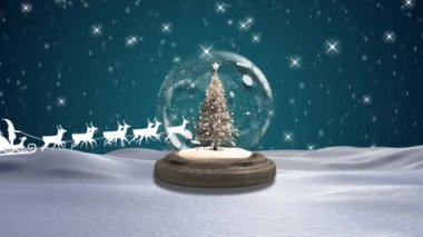 Kar küresi üzerinde gece vakti Noel Baba 'nın ren geyiğiyle yaptığı animasyon. Noel, gelenek ve kutlama konsepti dijital olarak oluşturuldu.