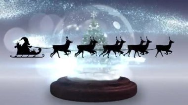 Gri arka planda kar küresi üzerinde ren geyiği olan Noel Baba 'nın kızakta canlandırması. Noel, gelenek ve kutlama konsepti dijital olarak oluşturuldu.