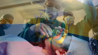 Ekvador bayrağının ameliyathanede cerrahların üzerinde dalgalanması. küresel tıp, covid 19 pandemik konsept sırasında sağlık hizmetleri dijital olarak üretilen video.