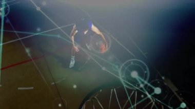 Beden eğitiminde karışık ırk erkek basketbol oyuncusu üzerinden bağlantı ağlarının animasyonu. global spor, bağlantılar ve veri işleme kavramı dijital olarak oluşturulmuş video.