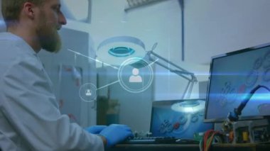 Bilgisayar laboratuvarında, programlamada çalışan beyaz adam üzerindeki bağlantı ağının animasyonu. küresel ağlar, bağlantılar, bilgisayarlar, veri işleme konsepti dijital olarak oluşturulmuş video.