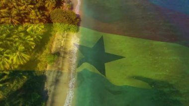 Kumsalın ve deniz dalgalarının havadan görüntüsüne karşı sallanan Gana bayrağının dijital bileşimi. Ulusal turizm ve seyahat kavramı