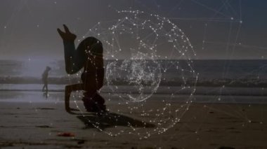 Kafkas kadının plajda yoga yapması üzerine dünya ile olan bağlantıların animasyonu. global spor, incelik ve sağlıklı yaşam tarzı konsepti dijital olarak oluşturulmuş video.