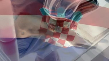 Ameliyathanede cerrahların üzerinde sallanan Hırvat bayrağının animasyonu. küresel tıp, covid 19 pandemik konsept sırasında sağlık hizmetleri dijital olarak üretilen video.