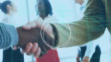Çeşitli iş arkadaşlarının el sıkışması üzerine dönen halkalar ve veri işleme animasyonu. 
