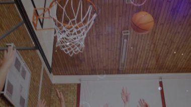 Spor salonundaki çeşitli basketbol oyuncuları ile bağlantılı ağların animasyonu. global spor, bağlantılar ve veri işleme kavramı dijital olarak oluşturulmuş video.