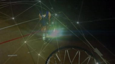 Beden eğitiminde karışık ırk erkek basketbol oyuncusu üzerinden bağlantı ağlarının animasyonu. global spor, bağlantılar ve veri işleme kavramı dijital olarak oluşturulmuş video.