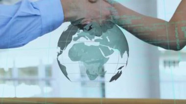 Tokalaşan insanlarla ilgili veri işleme ve küre animasyonu. küresel bağlantılar, iş dünyası, dijital arayüz, teknoloji ve ağ konsepti dijital olarak oluşturulmuş video.