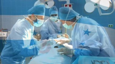 Ameliyathanede cerrahların üzerinde sallanan Honduras bayrağının animasyonu. küresel tıp, covid 19 pandemik konsept sırasında sağlık hizmetleri dijital olarak üretilen video.
