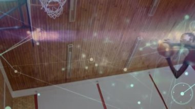 Spor salonundaki çeşitli basketbol oyuncuları ile bağlantılı ağların animasyonu. global spor, bağlantılar ve veri işleme kavramı dijital olarak oluşturulmuş video.