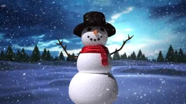 Kışın kardan adamın üzerine yağan kar, gökyüzündeki bulutlara çarpıyor. Noel şenliği ve kutlama konsepti