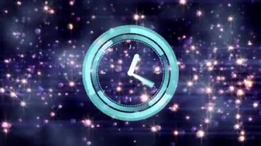 Siyah arka planda parlayan yıldızların üzerinde hareket eden ellerle saatin animasyonu. İletişim, bağlantı ve dijital arayüz teknolojisi konsepti dijital olarak oluşturulmuş video.
