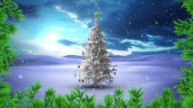 Kış manzarasında beyaz noel ağacının üzerine düşen kara karşı ağaç dalları. Noel şenliği ve kutlama konsepti