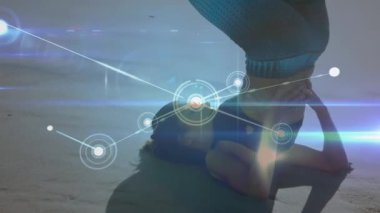 Kumsalda yoga yapan Kafkas bir kadın üzerindeki bağlantı ağlarının animasyonu. global spor, incelik ve sağlıklı yaşam tarzı konsepti dijital olarak oluşturulmuş video.