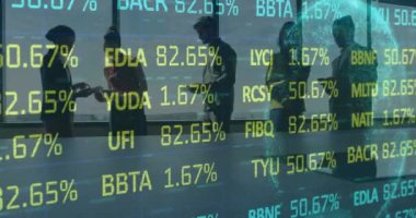 İş adamları üzerinde finansal veri işleme animasyonu. küresel iş, finans ve veri işleme kavramı dijital olarak oluşturulmuş video.