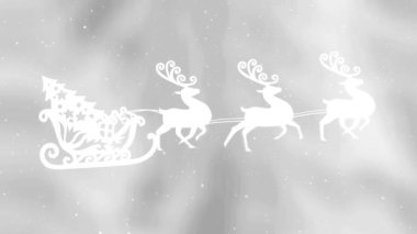 Kızak içindeki Noel ağacı beyaz arka planda ren geyikleri tarafından çekiliyor. Noel şenliği ve kutlama konsepti