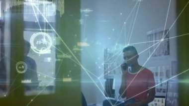 Akıllı telefon kullanan insan üzerindeki bağlantı ağının animasyonu. küresel bağlantılar, iş dünyası, dijital arayüz, teknoloji ve ağ konsepti dijital olarak oluşturulmuş video.