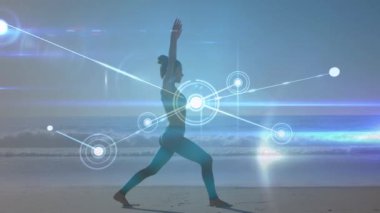 Kumsalda yoga yapan Kafkas bir kadın üzerindeki bağlantı ağlarının animasyonu. global spor, incelik ve sağlıklı yaşam tarzı konsepti dijital olarak oluşturulmuş video.