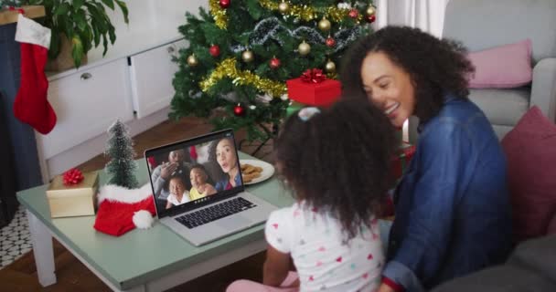 Madre Figlia Afroamericana Che Hanno Videocall Sul Computer Portatile Casa — Video Stock