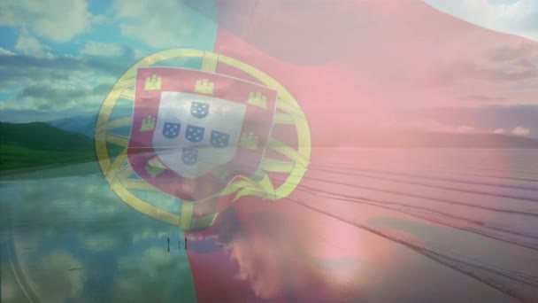 바다에 파도를 공중에서 바라보며 흔드는 포투갈 깃발의 디지털 관광의 — 비디오