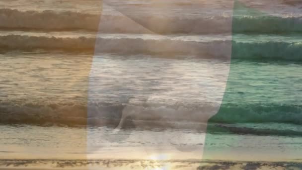 ビーチや海の波の空中ビューに象牙の海岸フラグを振ってのデジタル組成物 国家観光旅行のコンセプト — ストック動画
