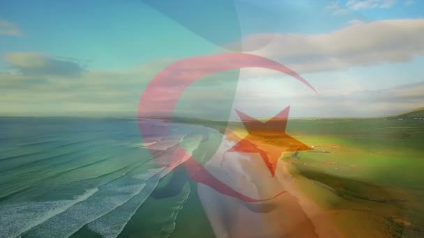 디지털 구성은 해변의 하늘을 배경으로 깃발을 흔드는 것이다 여행의 — 비디오