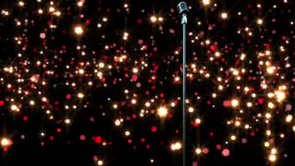 暗い背景にマイクの上に輝く光を飛ぶアニメーション エンターテイメント音楽お祝いのコンセプトデジタルで生成されたビデオ — ストック動画