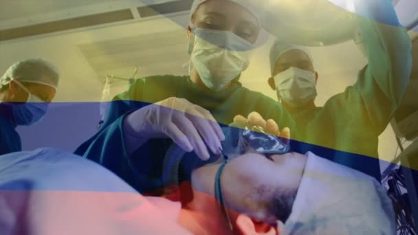 Animação Bandeira Colômbia Acenando Sobre Cirurgiões Sala Operações Medicina Global — Vídeo de Stock