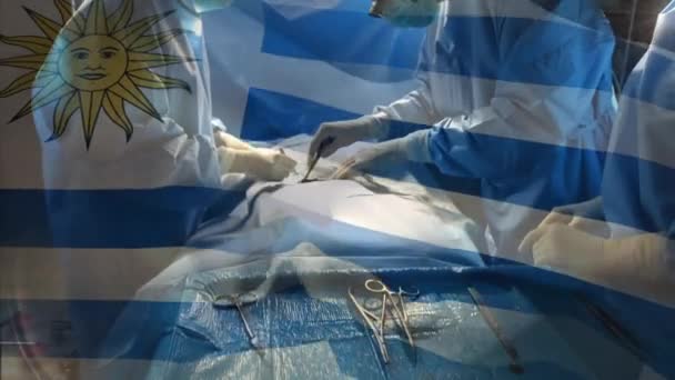 Animación Bandera Uruguay Ondeando Sobre Cirujanos Quirófano Medicina Global Servicios — Vídeo de stock