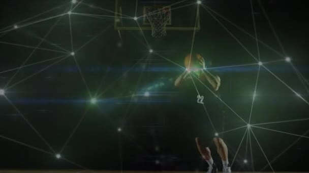 Beden Eğitiminde Karışık Irk Erkek Basketbol Oyuncusu Üzerinden Bağlantı Ağlarının — Stok video