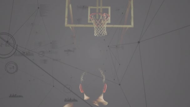 Анимация Обработки Данных Сети Связи Над Кавказским Баскетболистом Спортзале Глобальный — стоковое видео