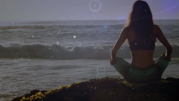 Animazione Reti Connessioni Donna Caucasica Che Pratica Yoga Sulla Spiaggia — Video Stock