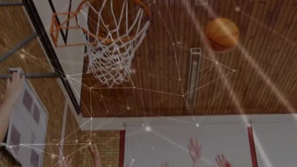 Анимация Сетей Связи Над Группой Разнообразных Баскетболистов Тренажерном Зале Глобальный — стоковое видео