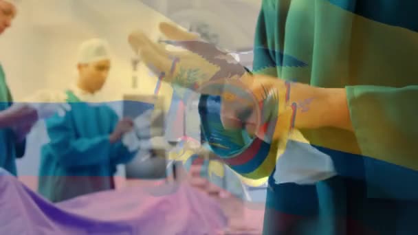 手術室で外科医に手を振るエクアドルの旗のアニメーション 世界中の医療や医療サービスをデジタル化し — ストック動画