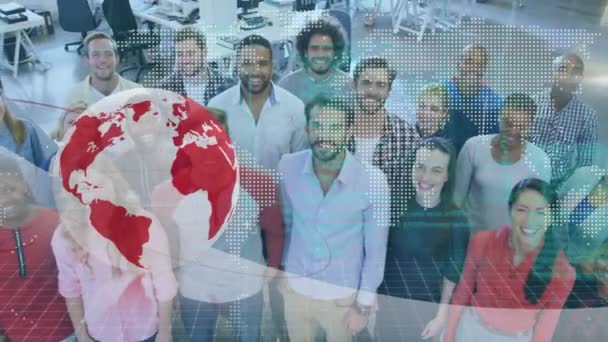 Gülümseyen Arkadaşları Üzerinde Küresel Veri Işleme Animasyonu Küresel Takım Çalışması — Stok video
