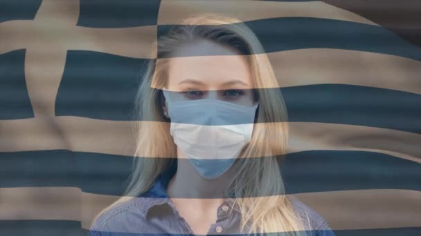 在海盗19大流行期间 希腊国旗飘扬在戴着面具的妇女身上 全球联盟19大流行病概念数码视频 — 图库视频影像