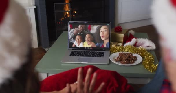 Rückansicht Eines Kaukasischen Paares Mit Weihnachtsmützen Das Weihnachten Einen Videotelefon — Stockvideo