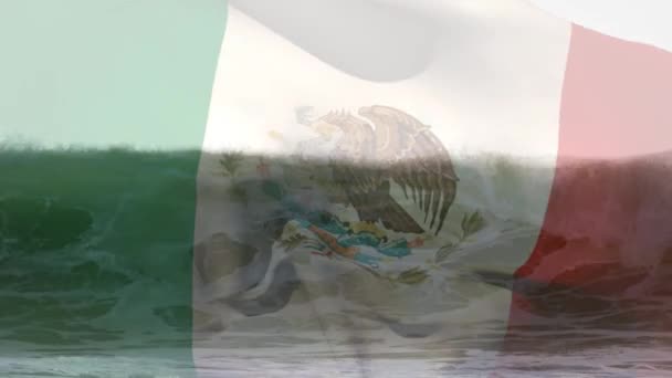 Digitale Zusammensetzung Des Schwenkens Der Mexikanischen Flagge Gegen Die Wellen — Stockvideo