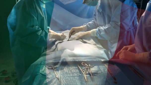 手术室里 意大利国旗在外科医生上空飘扬 全球医学 围产期保健服务 数码制作的19种流行病概念视频 — 图库视频影像