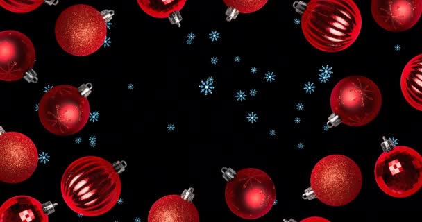 Schnee Fällt Über Rote Kugeln Auf Schwarzem Hintergrund Weihnachten Tradition — Stockvideo
